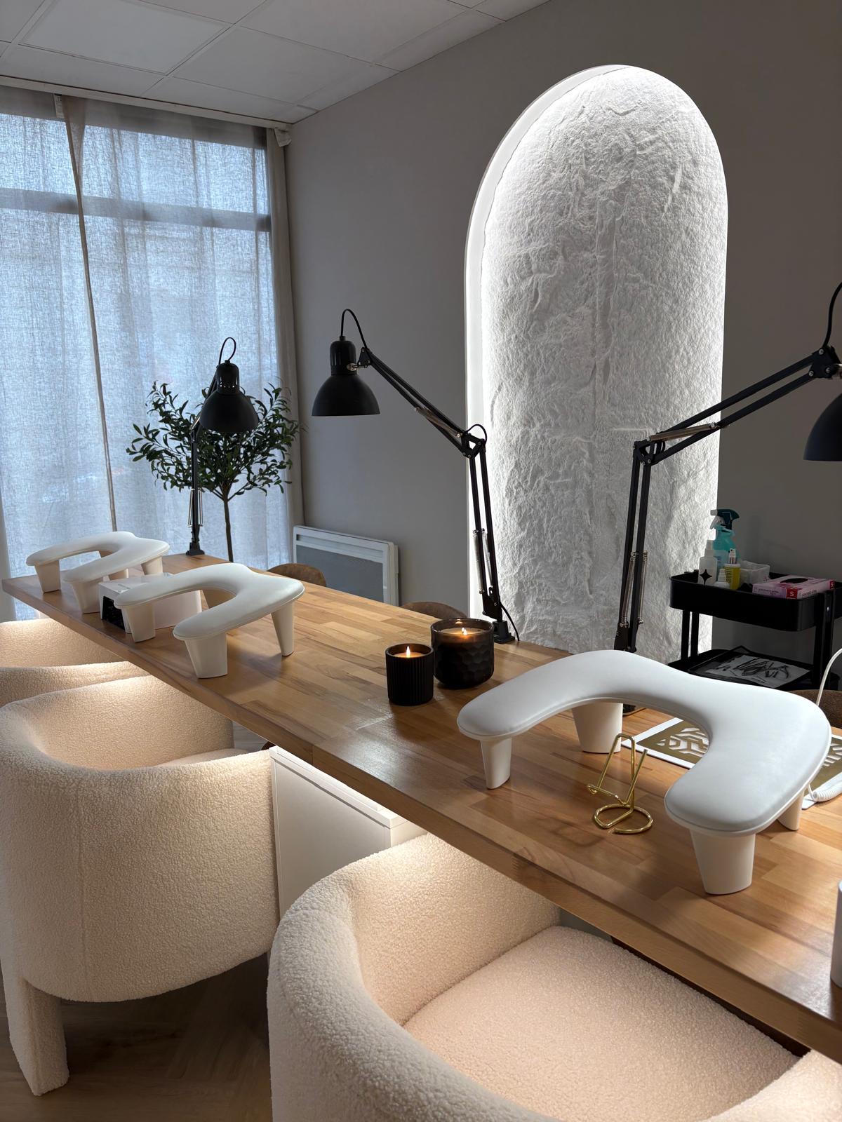 Chaque élève a son poste équipé : lampe, repose-main et matériel